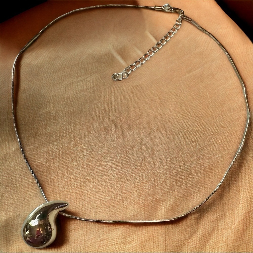 NEW Goldtone Contemporary Modern Water Drop Pendant Necklace